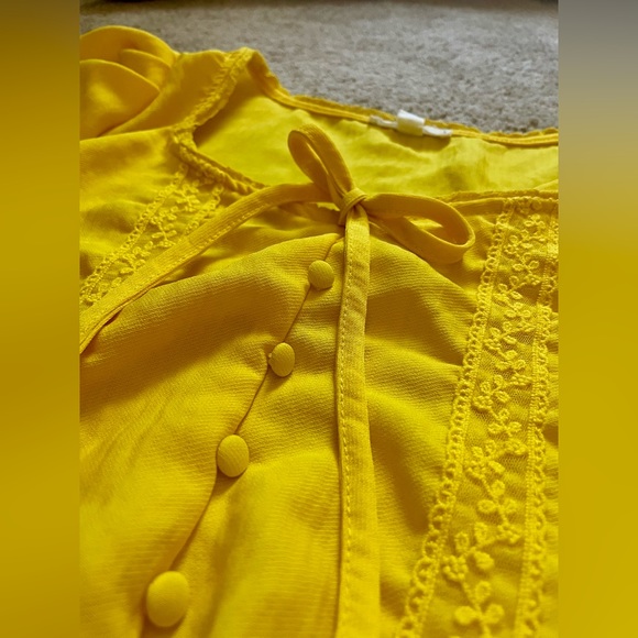 Yellow Top! 🌼 - Picture 2 of 3